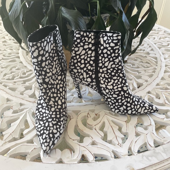 Qupid black + white ankle booties, size 9 / 40 - Picture 1 of 3